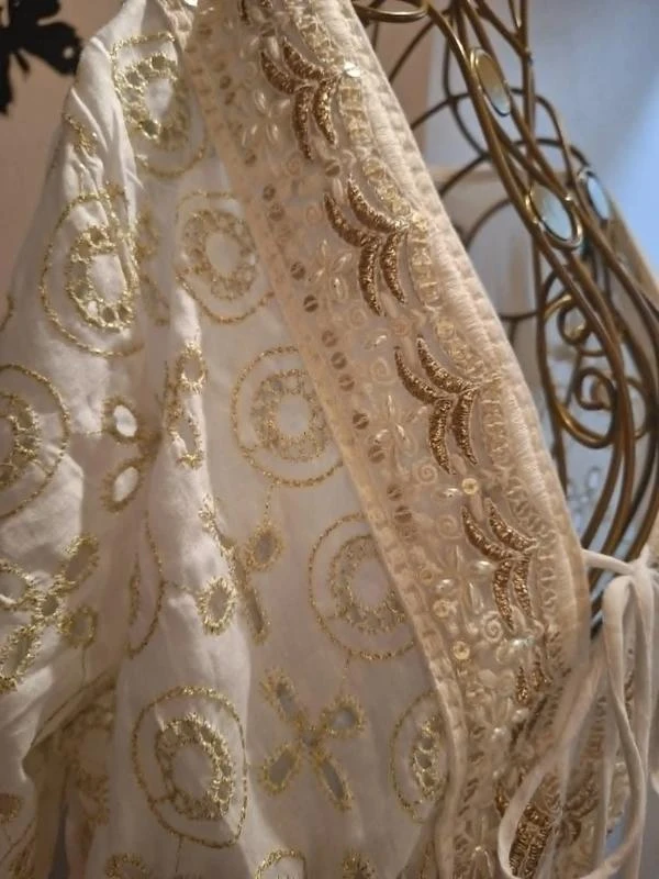 Lange witte katoenen jurk met gouden borduursels – photo 2
